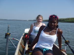 Nirina und Laura im Boot donaudelta 2014