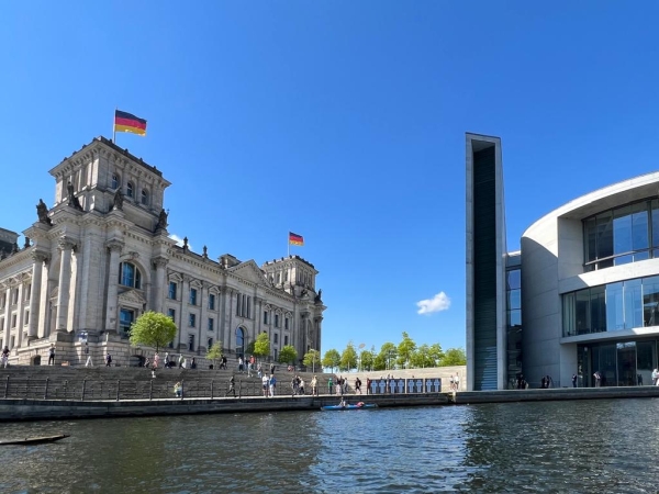 Reichstagsgebude 2023 vom Ruderboot aus