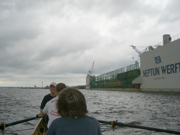 Ruderboot vor der Neptun Werft 09
