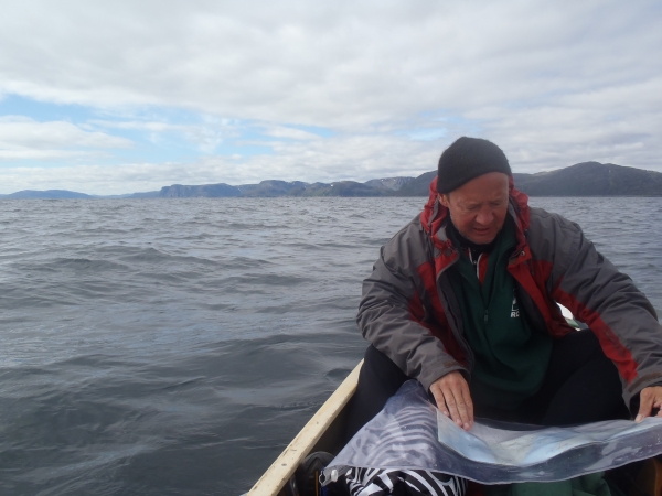 Uwe mit der Seekarte Porsangenfjord 2012