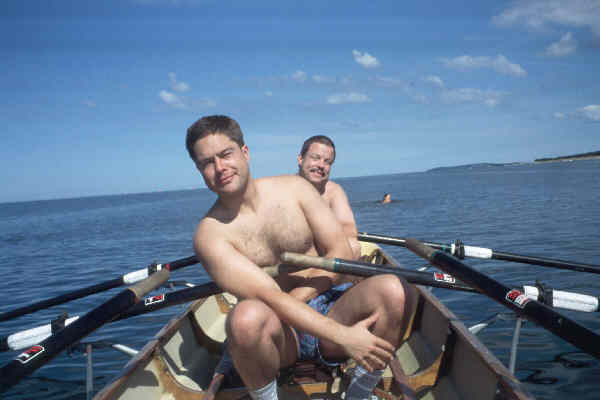 Wolfgang und Chrishe im Ruderboot auf der Ostsee
