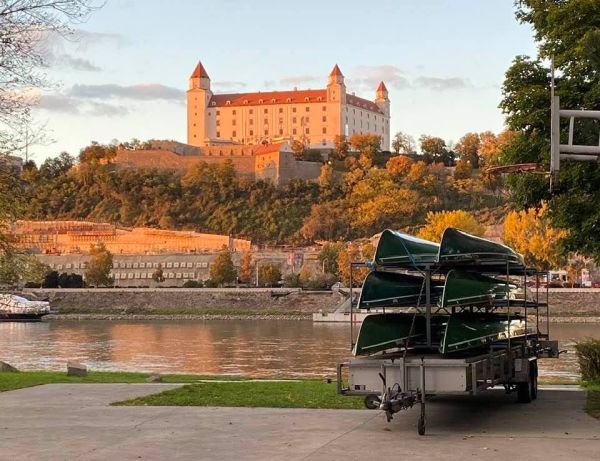 Anhnger mit Ruderboote in Pressburg Donau 2021