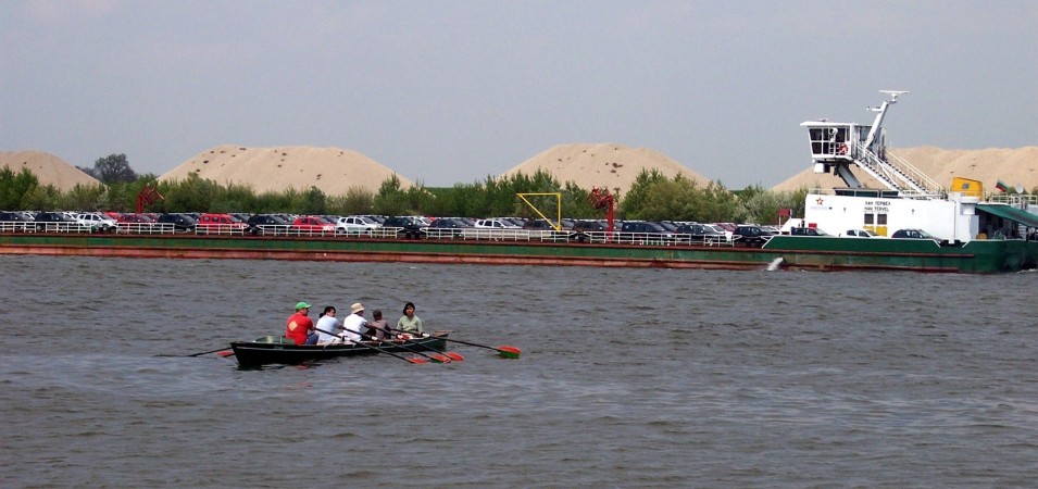 Autotransporter auf der Donau 11