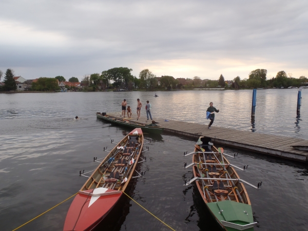 Badende Ruderer am Steg Plaue 2014