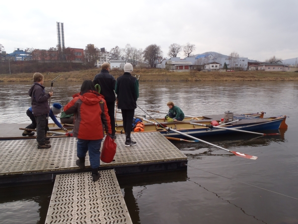 Barke am Steg Decin Elbe 11