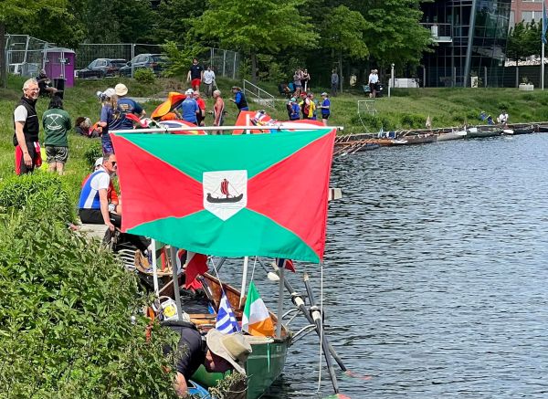 Berliner Innenstadt 2022 Flaggenboot des RC KST