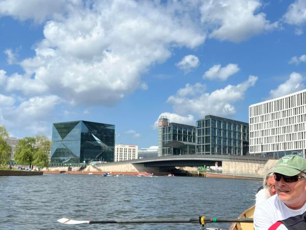 Berliner Innenstadt Hauptbahnhof Ruderboote