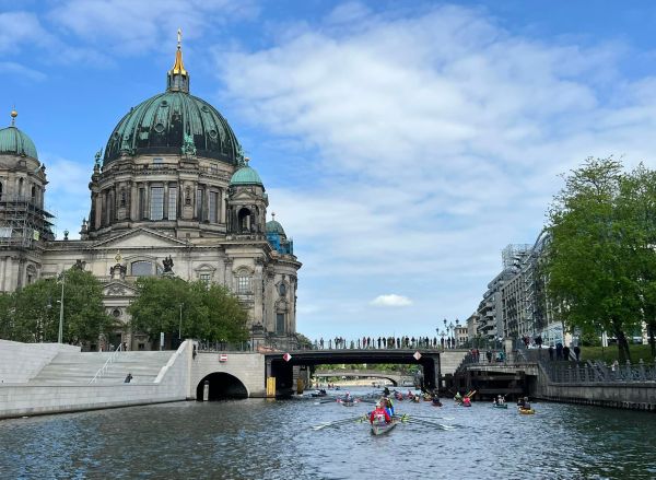 Berliner Innestadt Ruderboote vor dem Berliner Dom 2022