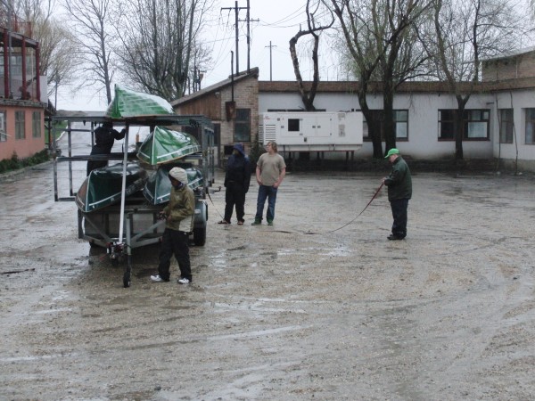 Boote abladen in Calarasi bei Sauwetter DD10