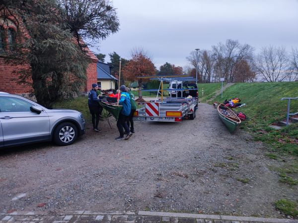 Boote aufladen in Hinzdorf Elbe November 2022