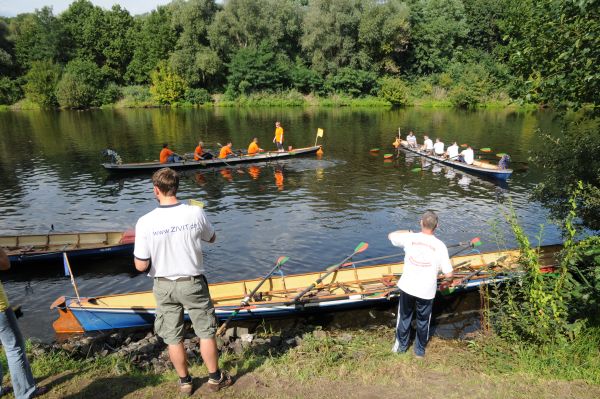 Boote vor dem Steg in Kleinmachnow Drachenbootcup 2010