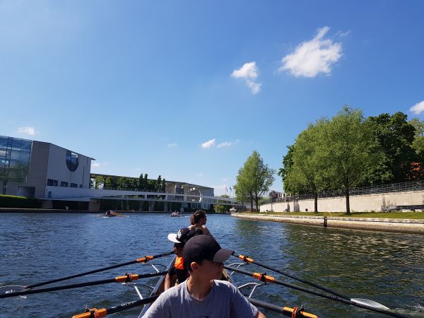 Bundeskanzleramt mit Ruderbooten 2019