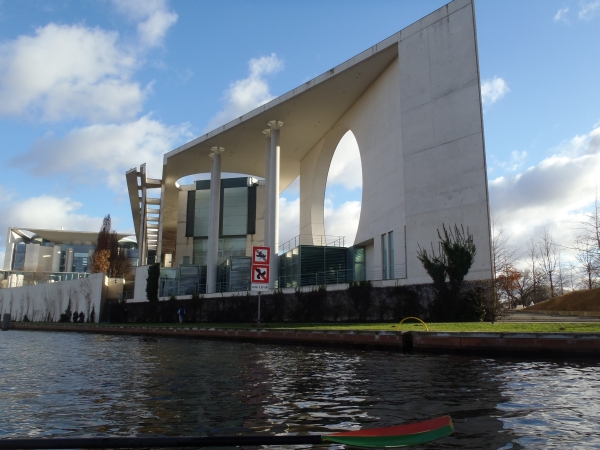 Bundeskanzleramt vom Wasser aus 2012