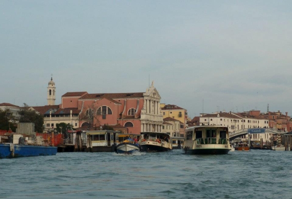 Chaos vor dem Bahnhog von Venedig 2013