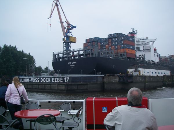Containerfrachter im Dock 06