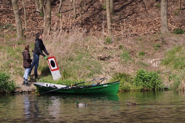 Drachenboot-Rudercup Schifffahrtszeichen aufstellen 2016