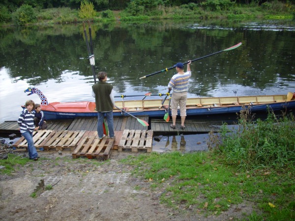 Drachenboot am Steg in Kleinmachnow