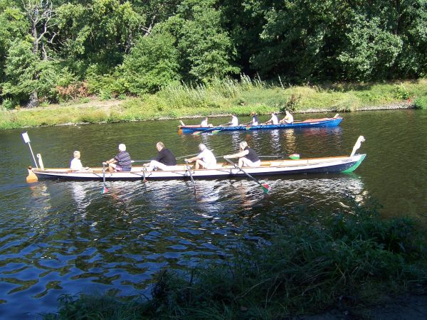 Drachenboote im Rennen