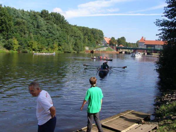 Drachenboote vor der Machnower Schleuse DB10