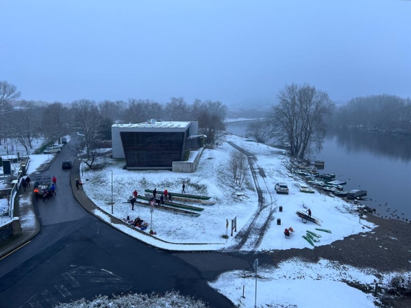 Einsetzen der Ruderboote in Lovosice Dezember 2023