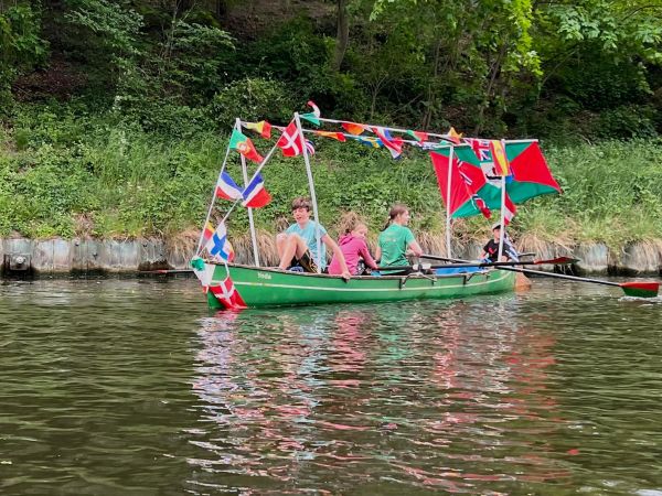 Flaggen Ruderboot auf dem Teltowkanal 2022