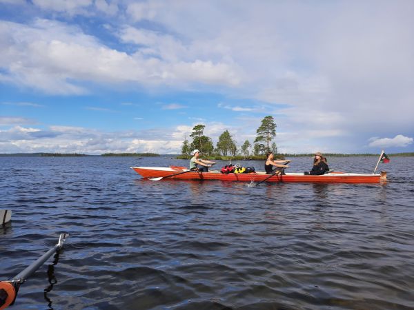 Girlie Inrigger vor Insel Inari 2022