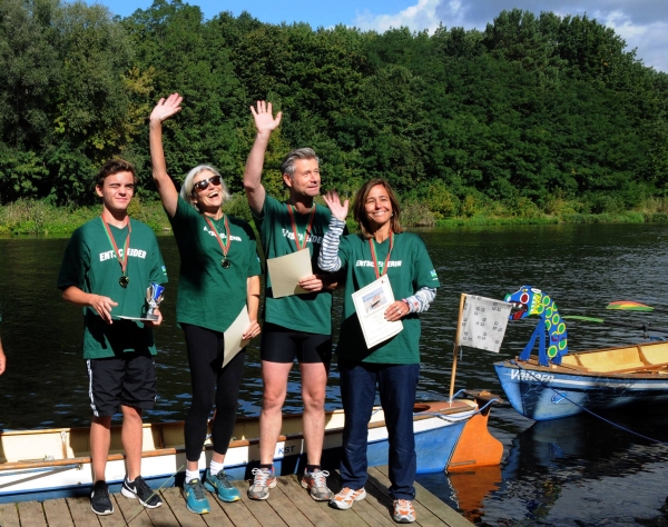 Gruene Sieger der Mixed Klasse Drachenbootrudercup 2015