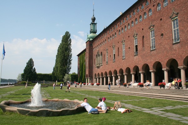 vor dem Stadhuset in Stockholm