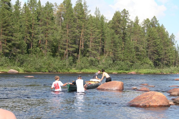 Ruderer im Wasser treideln