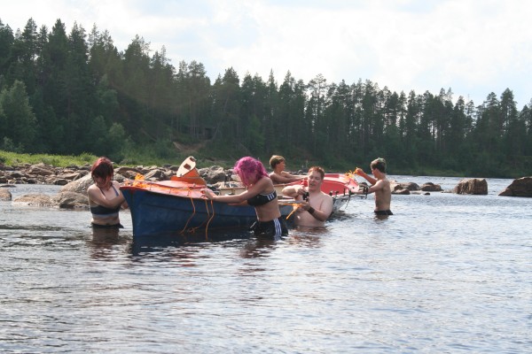 Vierer beim Treideln Ruderer im Wasser