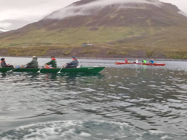 Inrigger vor Bergkulisse Island 2022