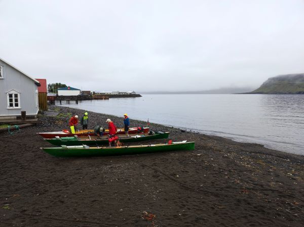 Island Nordfjord Neskaupstadur Inrigger Ruderboote am schwarzen Strand 2022
