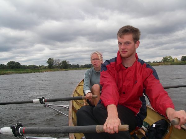 Jens Sophie im Ruderboot auf der Elbe