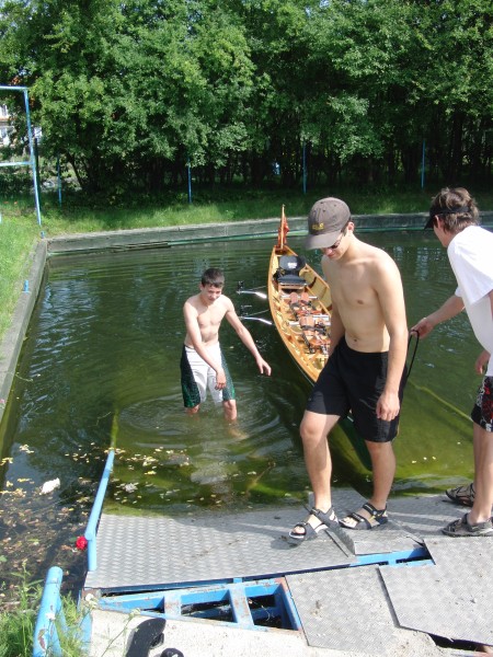 Kevin geht am Start erst mal baden P09