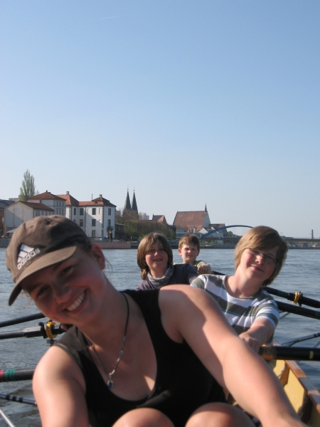 Kinderboot rudert auf der Oder O09