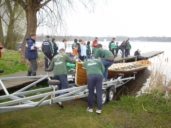 Kirchboot wird zu Wasser gelassen