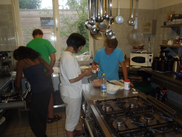 Kochtruppe beim Abendessen kochen Dresdenia 2014