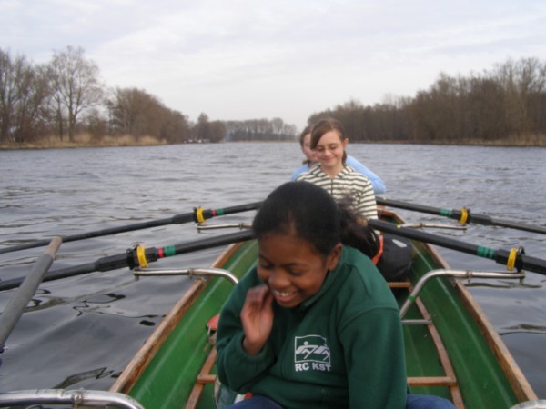 Maedchen Ruderboot auf dem Weg nach Ketzin 09