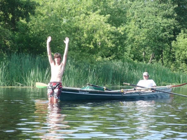 Manuel springt vom Ruderboot P09