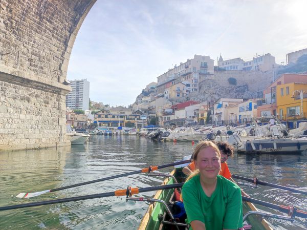 Marseille Ruderboot im kleinen Hafen 2022