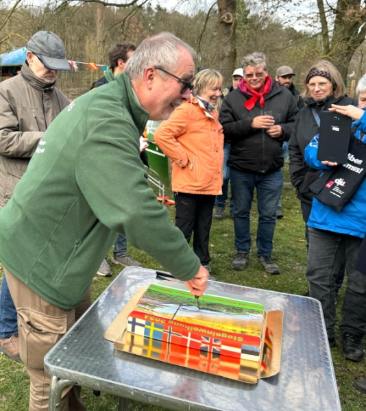 Martin schneidet den Steg Kuchen an 2024