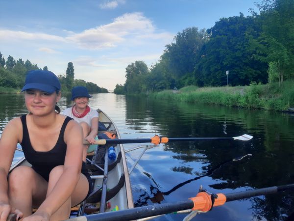 Melina Shayenne im Ruderboot Teltowkanal Storkow 2022