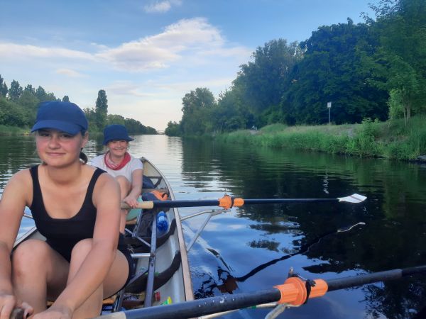 Melina Shayenne im Ruderboot Teltowkanal Storkow 2022