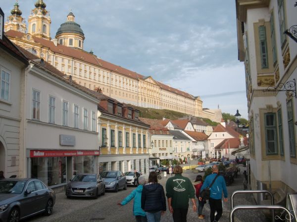 Melk Strassenszene Donau 2021