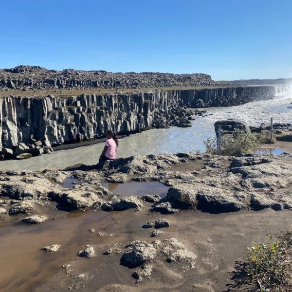 Nirina am Wasserfall Island 2022