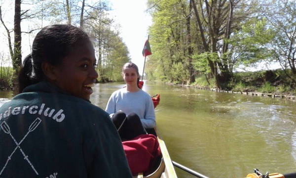 Nirina und Sophie auf dem Emster Kanal 2017