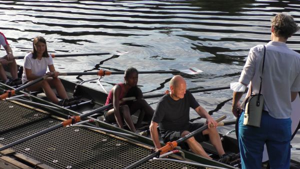 Olaf Scholz im Baumgarten Marathon Ruderboot 2021