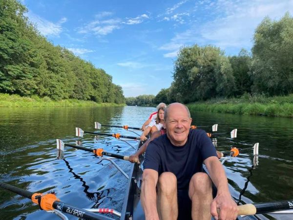 Olaf Scholz im Ruderboot auf dem Teltowkanal