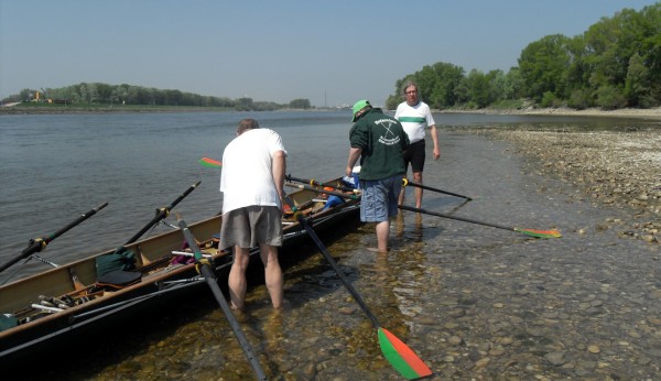 Ruderboot am Donaustrand hinter Wien D11