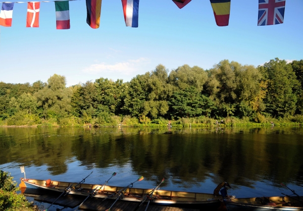 Ruderboot am Steg in Stahnsdorf Drachenbootrudercup 2015